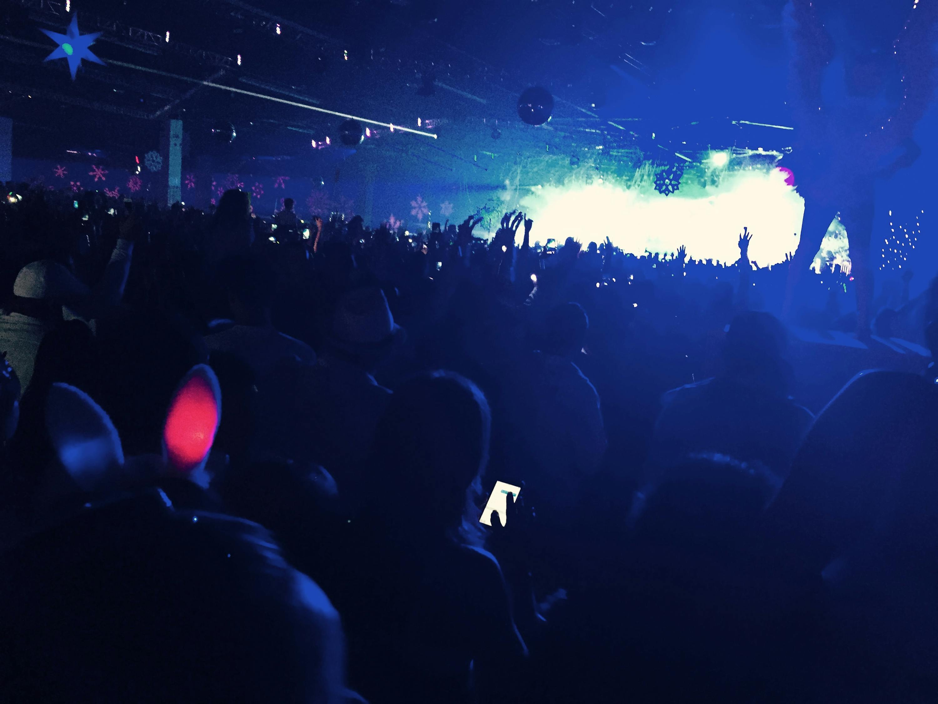 疯狂派对电影,狂欢背后的深层心理与社会解读