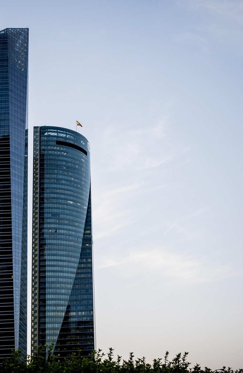 中央电视台大裤衩,标志建筑的象征与文化解读