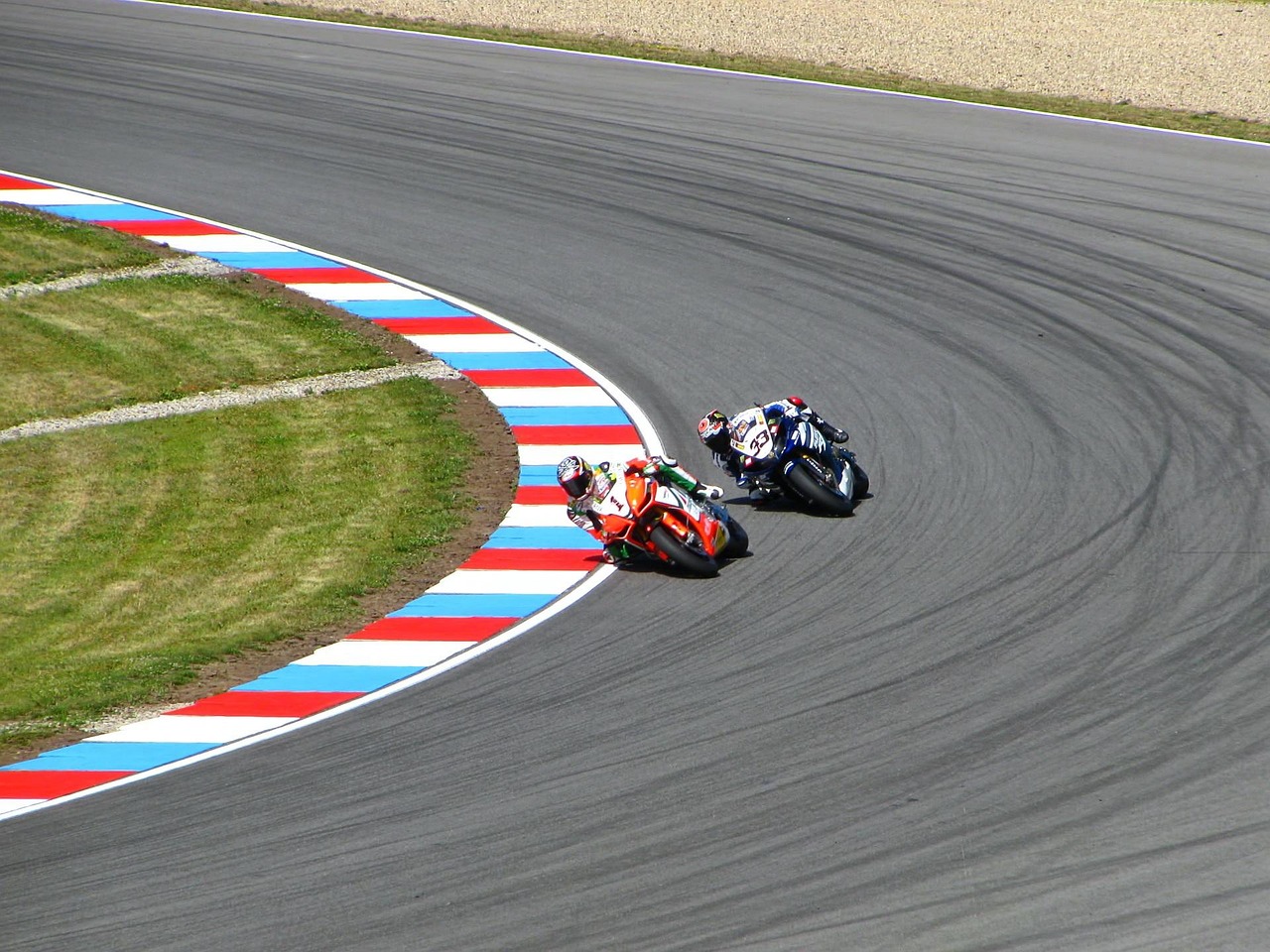 速度与激情的较量,田径比赛通讯稿全解析