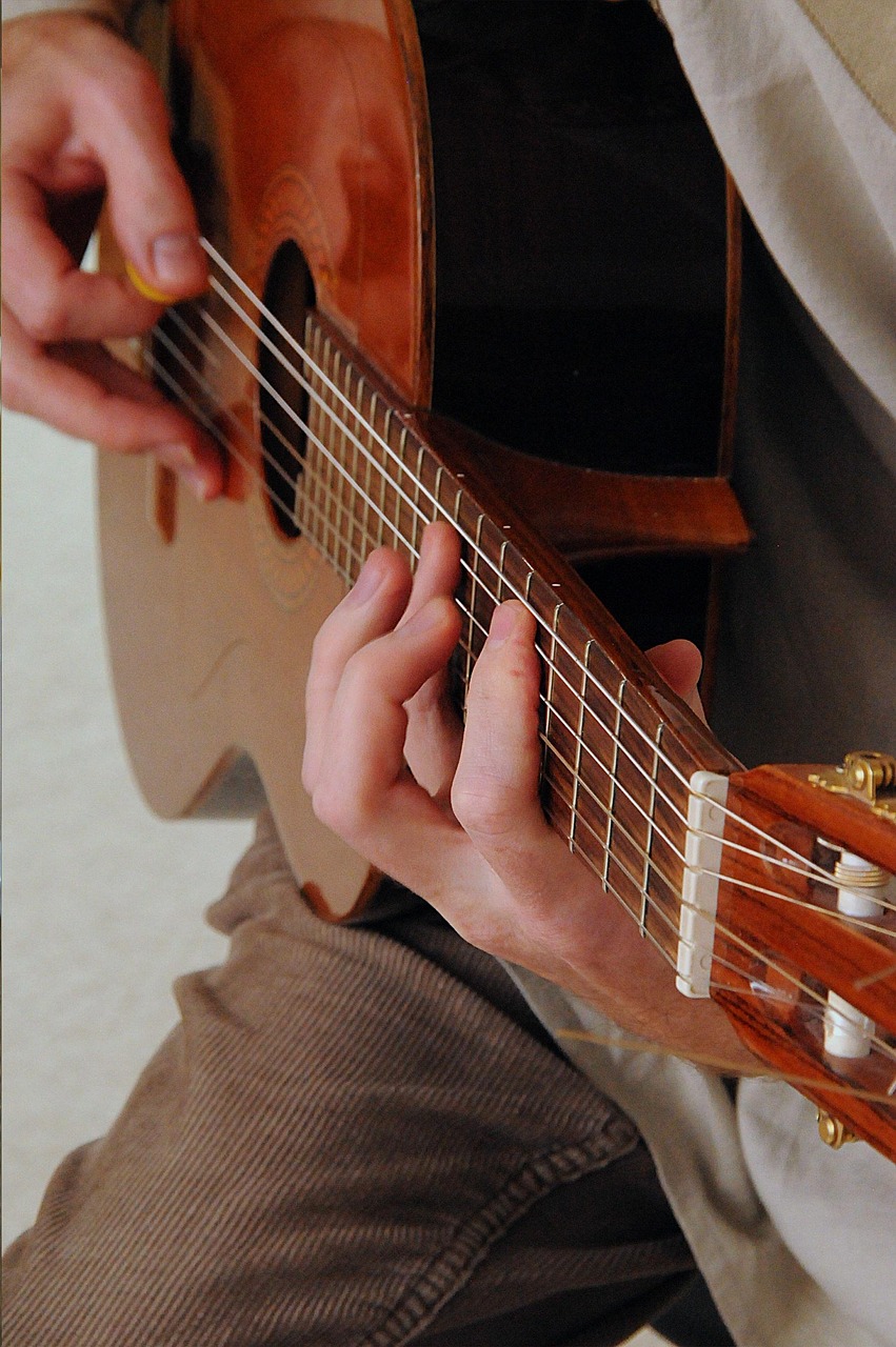 音乐与戏剧的交织之美,演员与钢琴谱的演绎之旅